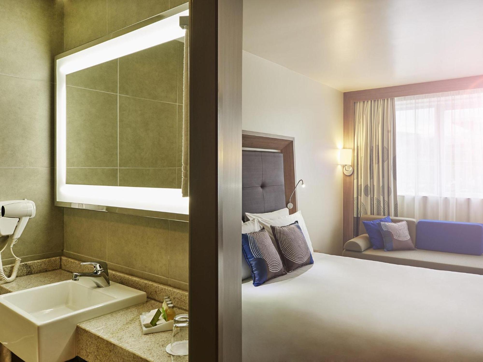 Quarto Superior com Cama Queen-size e Sofá